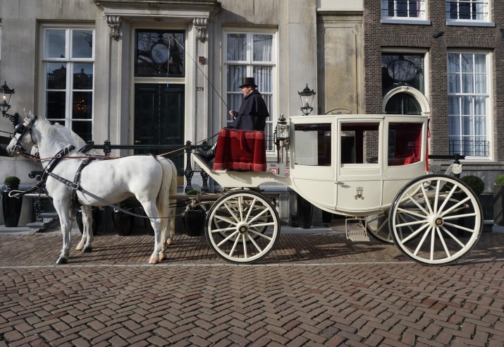 Uit Peru milieu Met paard en koets door de historische binnenstad van Amsterdam.