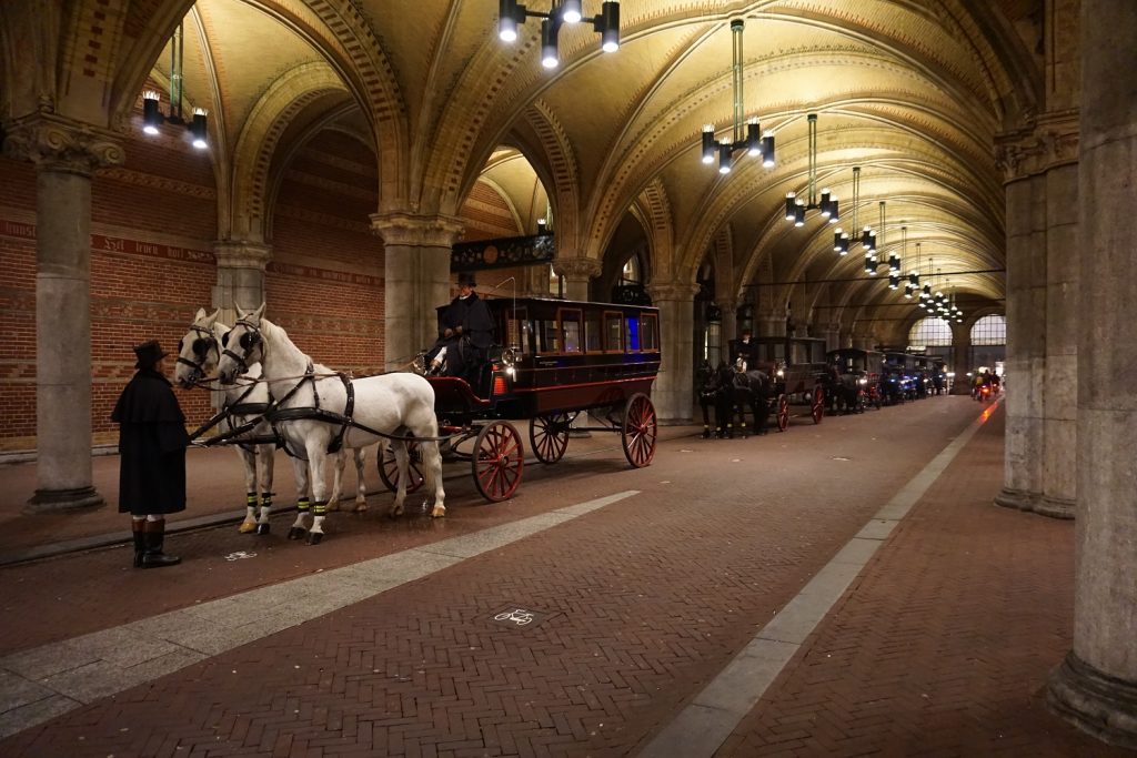 Met paard en koets bij de fiets tunnel van het rijksmuseum te Amsterdam
